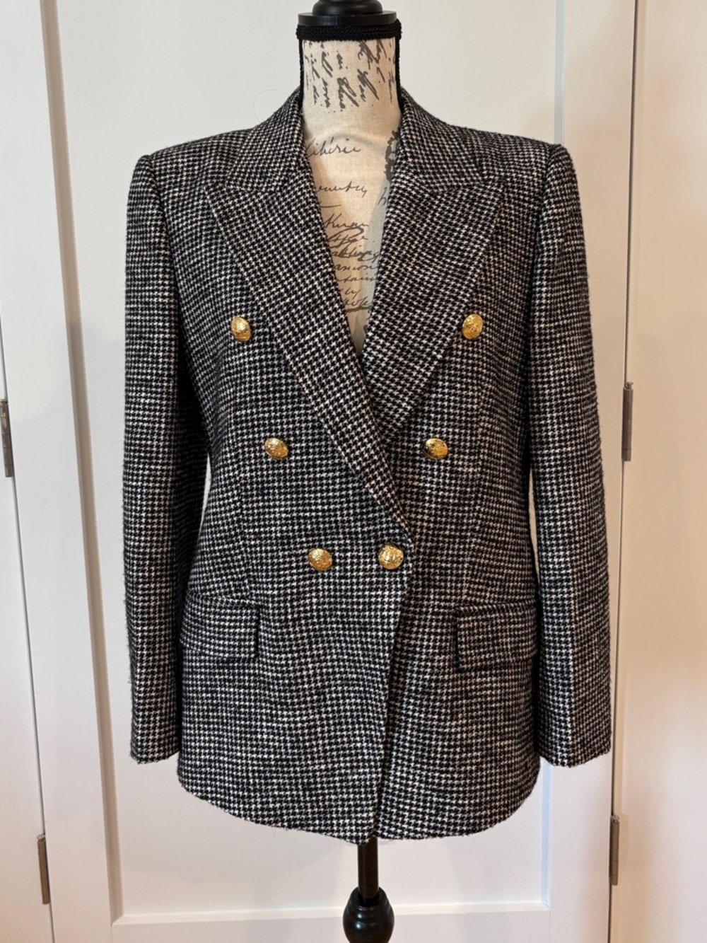 Sold🎉
Zara women’s Black & White Houndstooth Blazer large